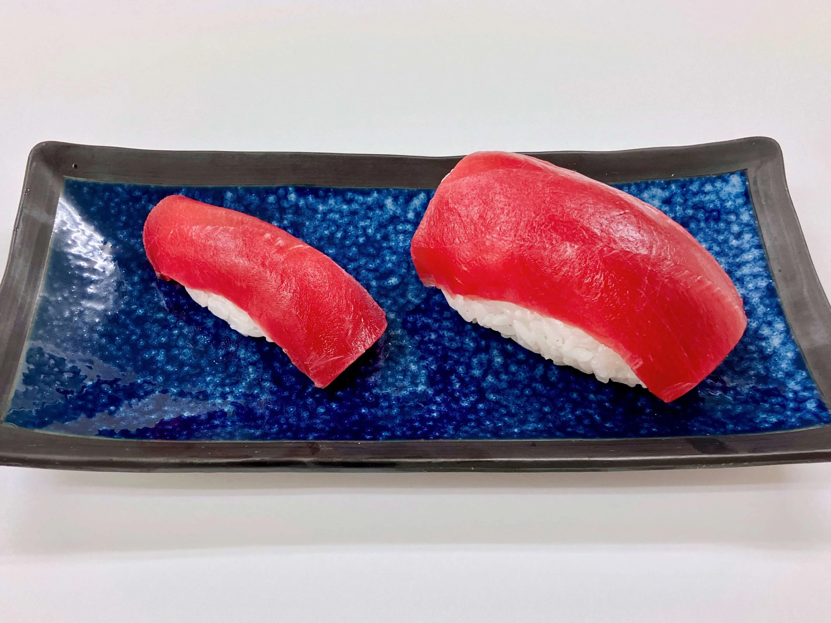 ＜参考＞左：現代の握り寿司 右：江戸時代の握り寿司大きさの比較イメージ