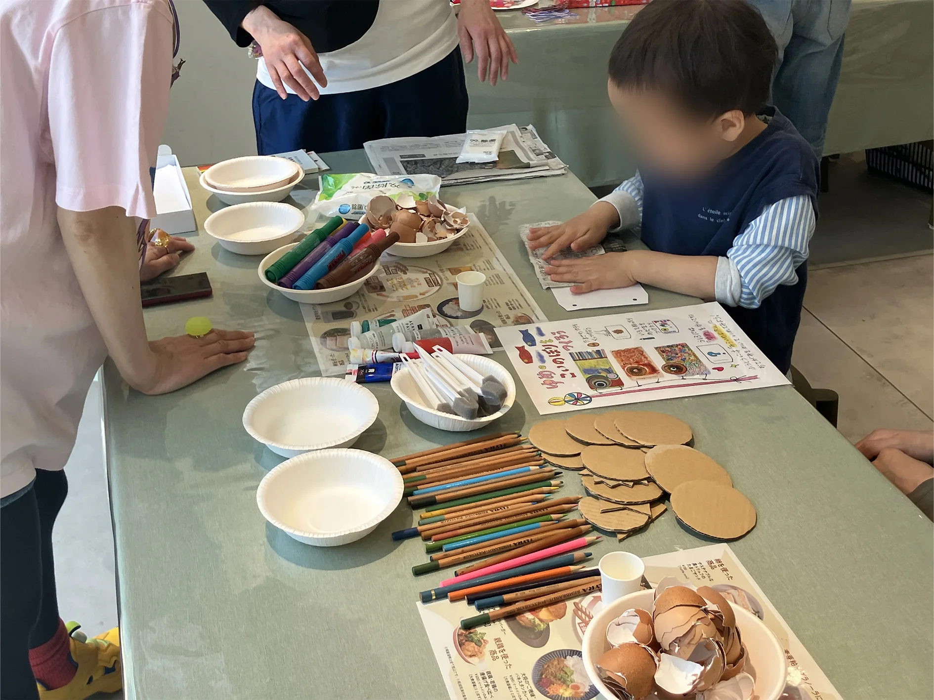 卵の殻を使った絵付け体験