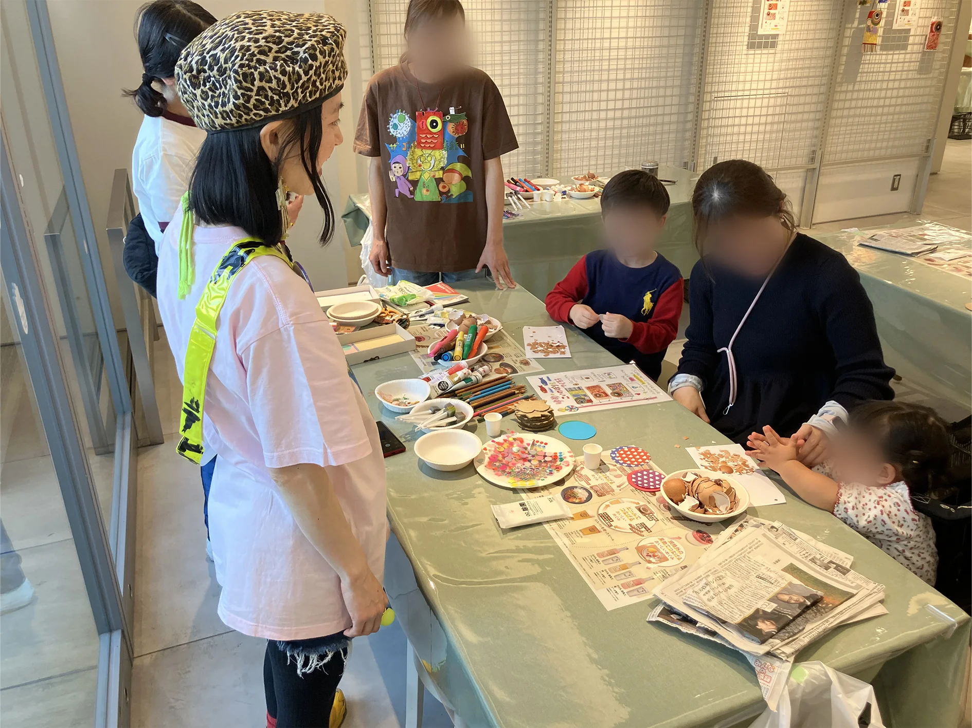 卵の殻を使った絵付け体験